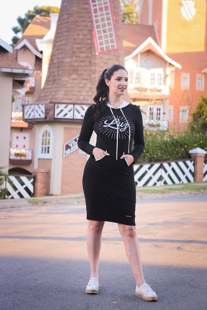 vestido preto com capuz