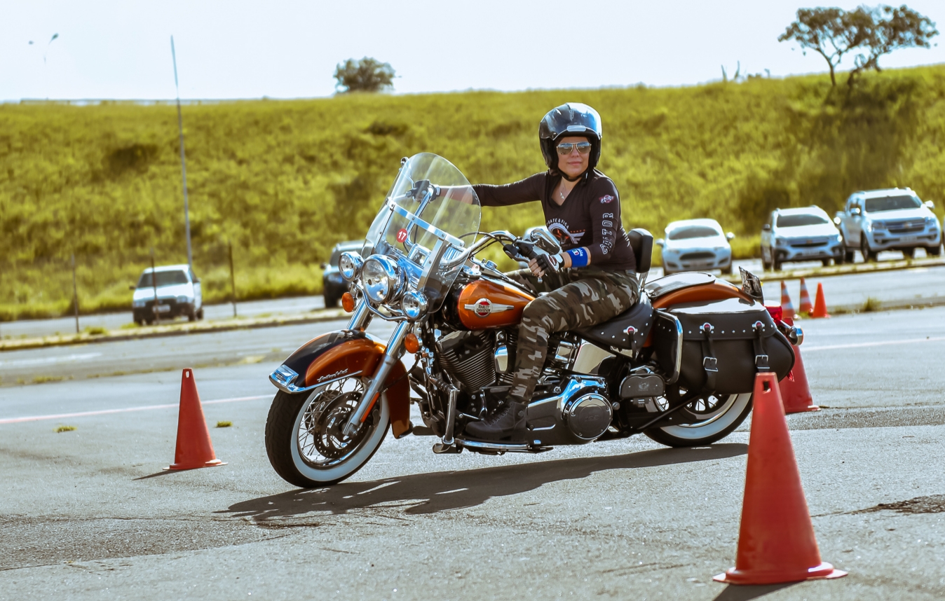 "Para vocês terem uma idéia, no dia do meu primeiro curso com a Lylian, o meu marido levou a moto porque eu não pilotava na estrada ainda. Aprender dominar a moto fez toda diferença na minha pilotagem. Hoje tenho mais confiança nas curvas, no trânsito da cidade , nas estradas e a pilotar na velocidade da pista. Existe uma Andréa antes do curso e depois." Pilota Andréia Tavares - Guarulhos/SP