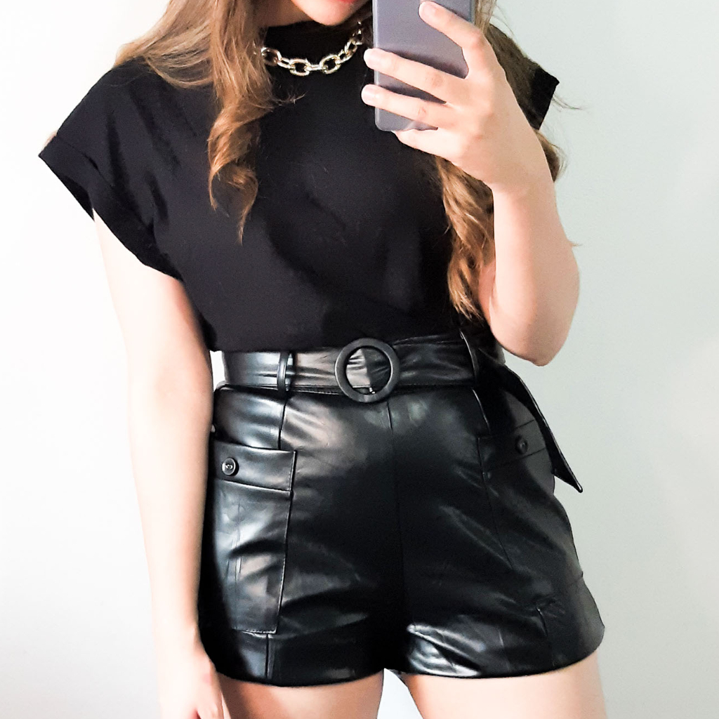 short de couro sintetico cintura alta