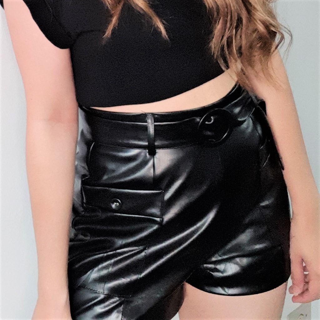 short de couro sintetico cintura alta
