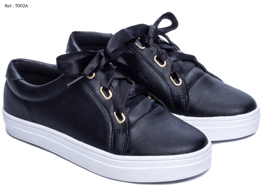 tenis com cadarço de fita