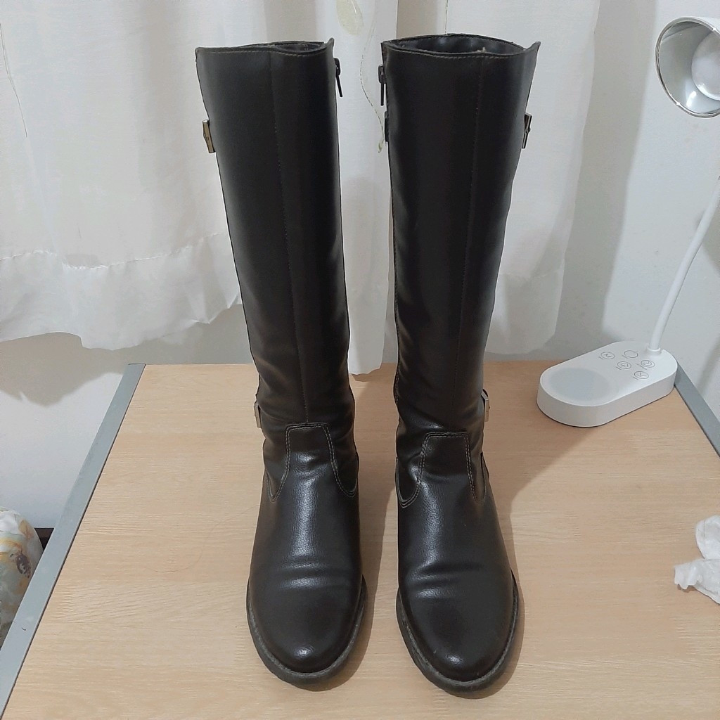 bota de cano alto marrom