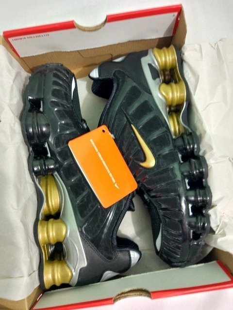 nike shox preto dourado