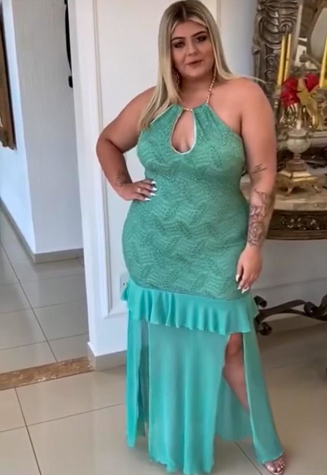 vestido de renda com fenda na frente