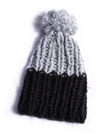gorro bicolor gris y negro