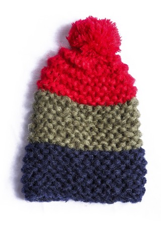 gorro tricolor rojo, verde y azul