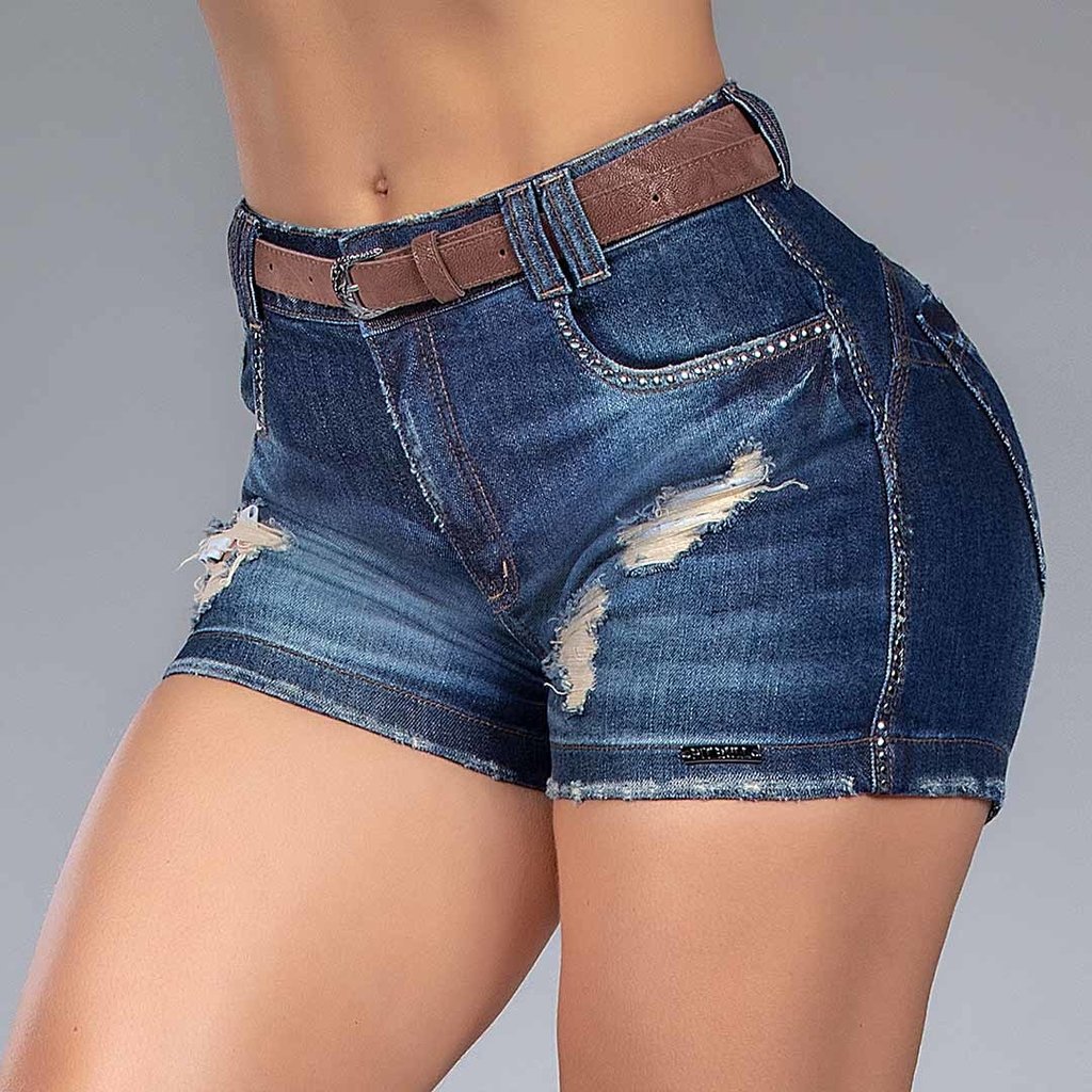 short jeans com tachinhas