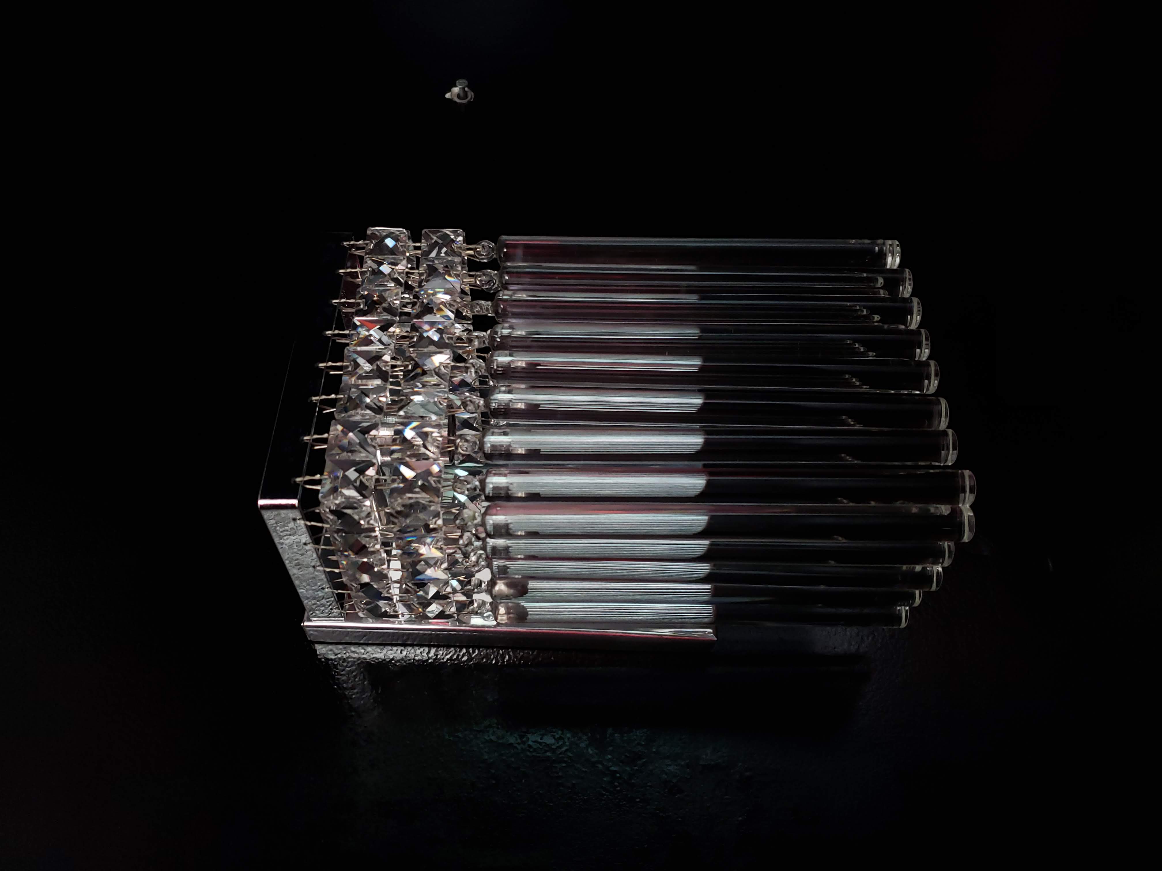 Arandela de Cristal Império da Lustres Gênesis, ideal para iluminação interna de quartos, salas de estar e jantar, com design elegante e sofisticado. Lustres Gênesis loja online de Lustres e Iluminação Decorativa