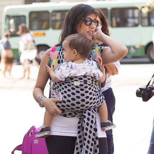 Tatá carregando o filho Francisco no sling