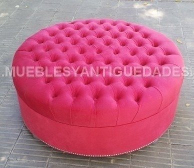 Banqueta Puff redondo capitoné con patas de metal tapizado en pana