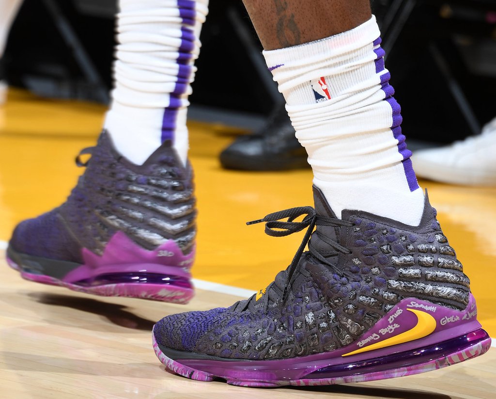 tenis lebron james 17