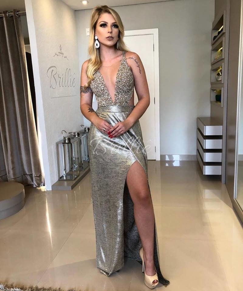 vestido preto com bordado dourado