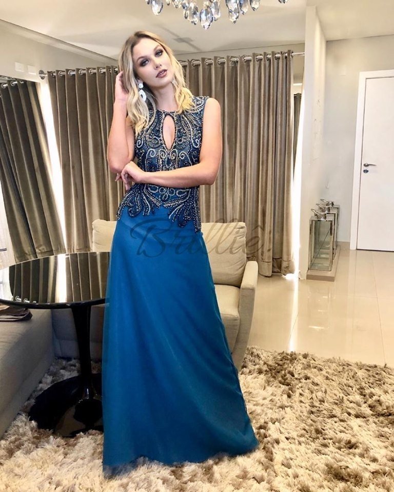 vestido azul com pedraria