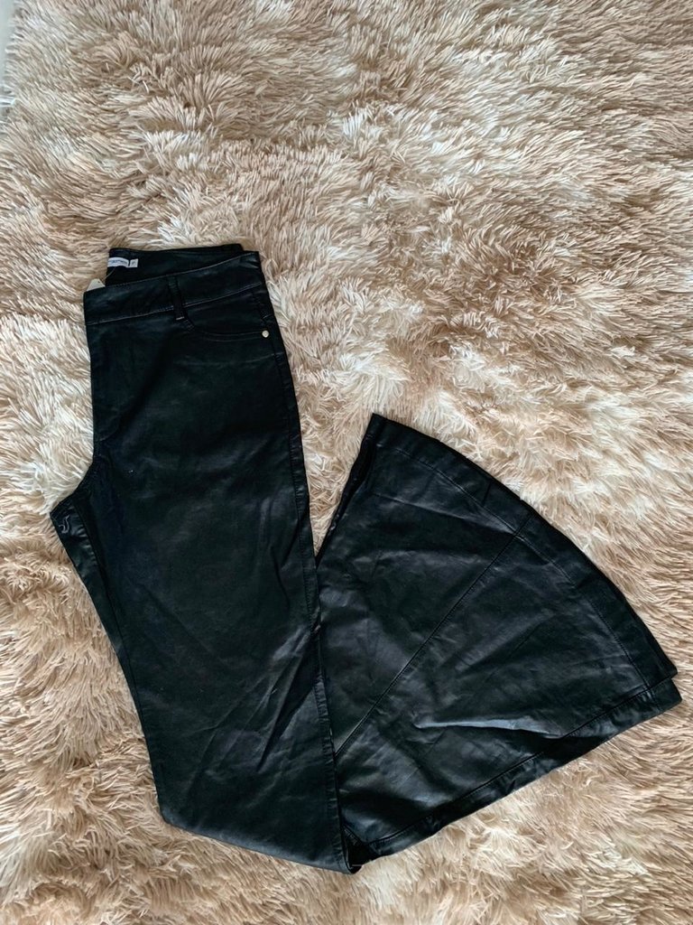 calça couro ecologico flare