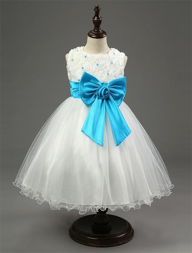 vestido de daminha branco com azul tiffany