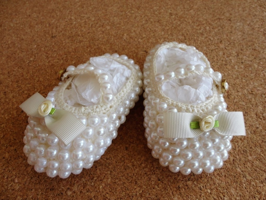 sapatinho de bebe croche com perola