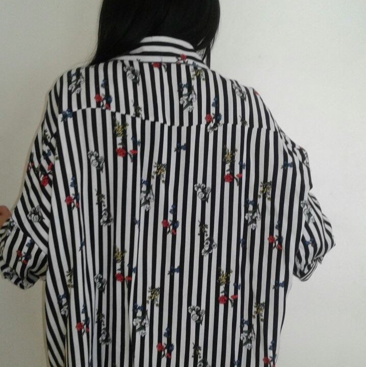 camisa blanca rayas negras mujer