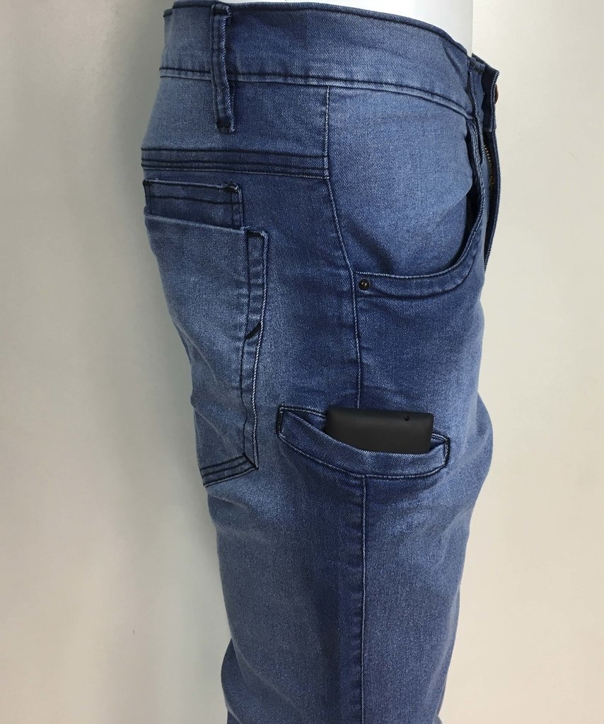 calça jeans com bolso lateral