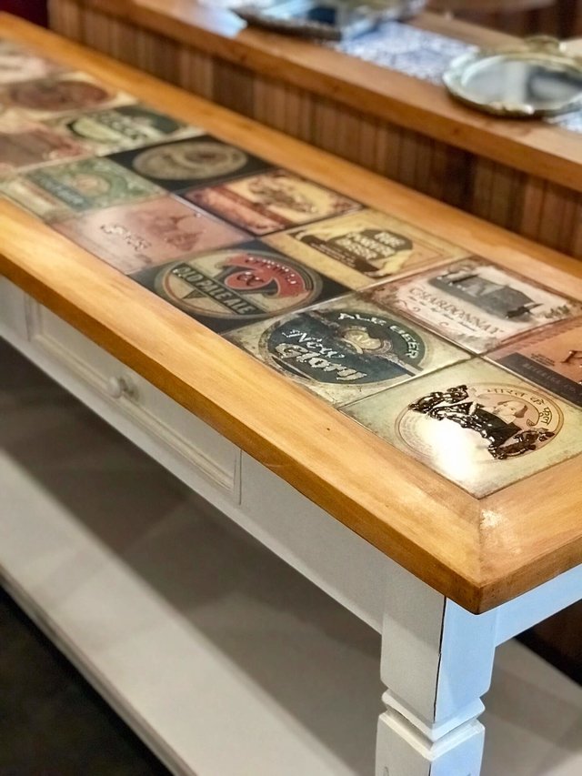 Aparador rustico em madeira de demolição com azulejo