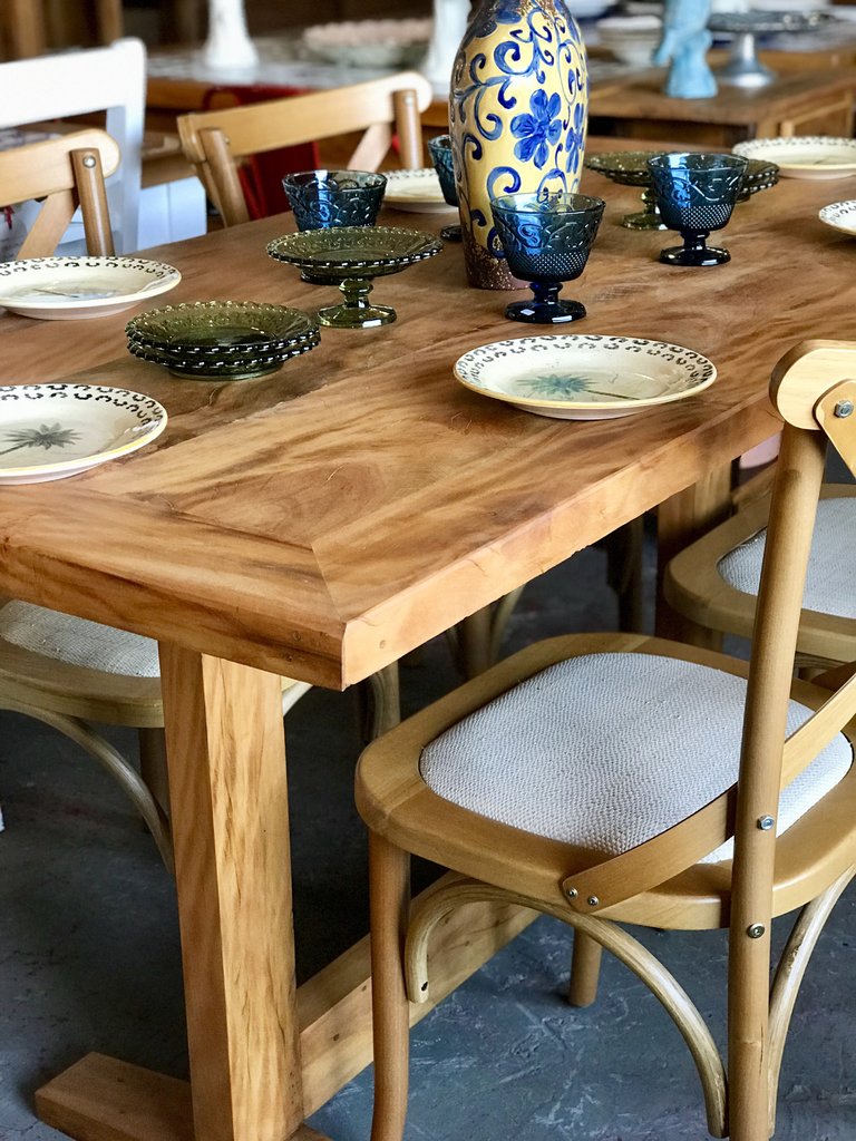 Mesa de jantar rústica em madeira maciça de demolição.