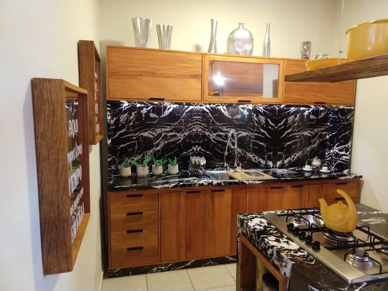 Cozinhas Planejadas em Madeira de Demolição