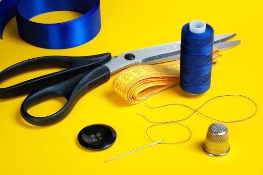 Materiales para coser un botón