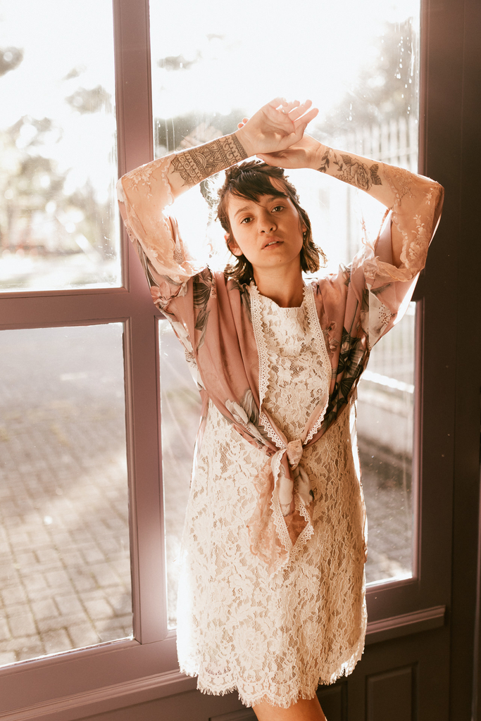 vestido sobreposto com renda