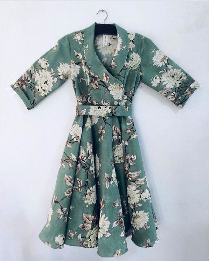 vestido transpassado com botões