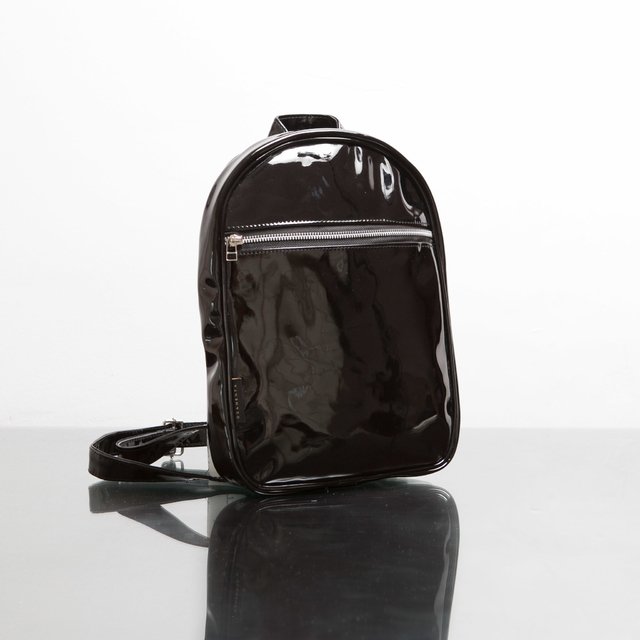 mochila charol negra