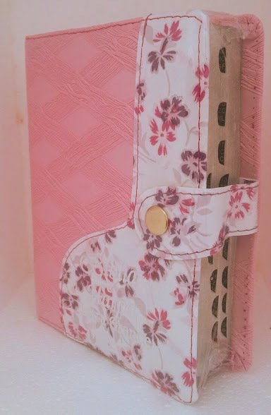 Bíblia Sagrada c/ harpa e índice digital rosa com detalhe florida e botão - letra grande