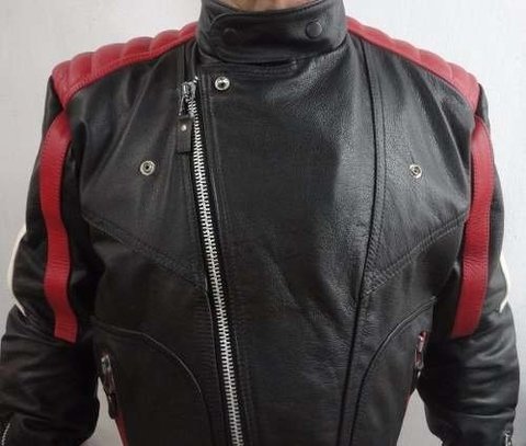 jaqueta de couro tipo motoqueiro