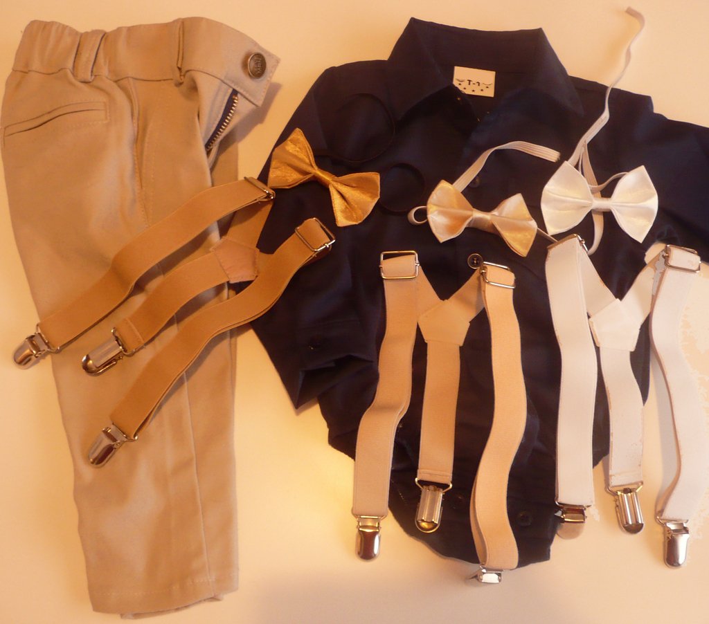 pantalon beige camisa azul