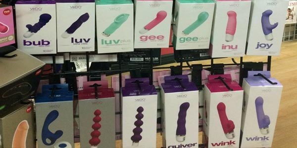 Imagem de um expositor com produtos eróticos representando os mais de Mil Produtos da Pimentinha Sex Shop em Lapa