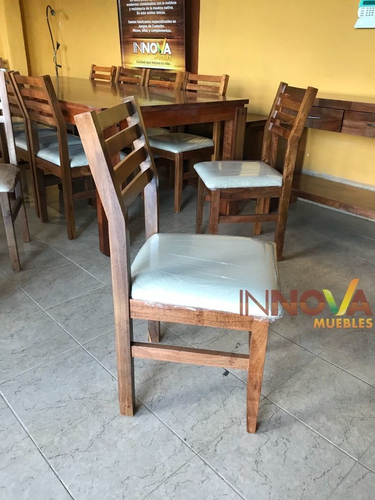 Mesa para 10 personas. Mesa de Algarrobo y sillas tapizadas. Mesa para 10 personas. Mesa de Algarrobo y sillas tapizadas.