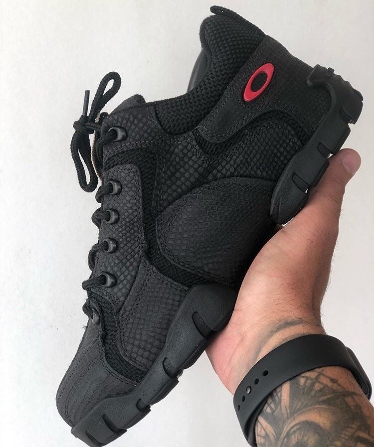 botinha da oakley preta com vermelho