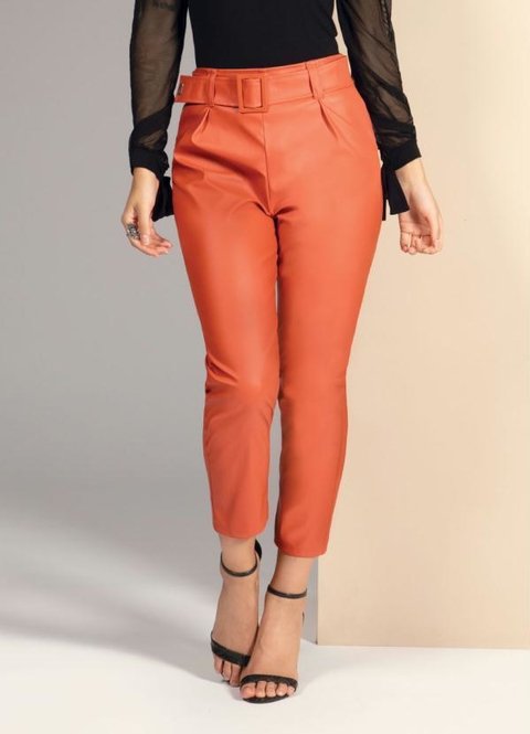 calça em material sintetico