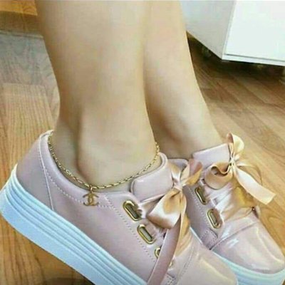 tenis rose com cadarço de cetim