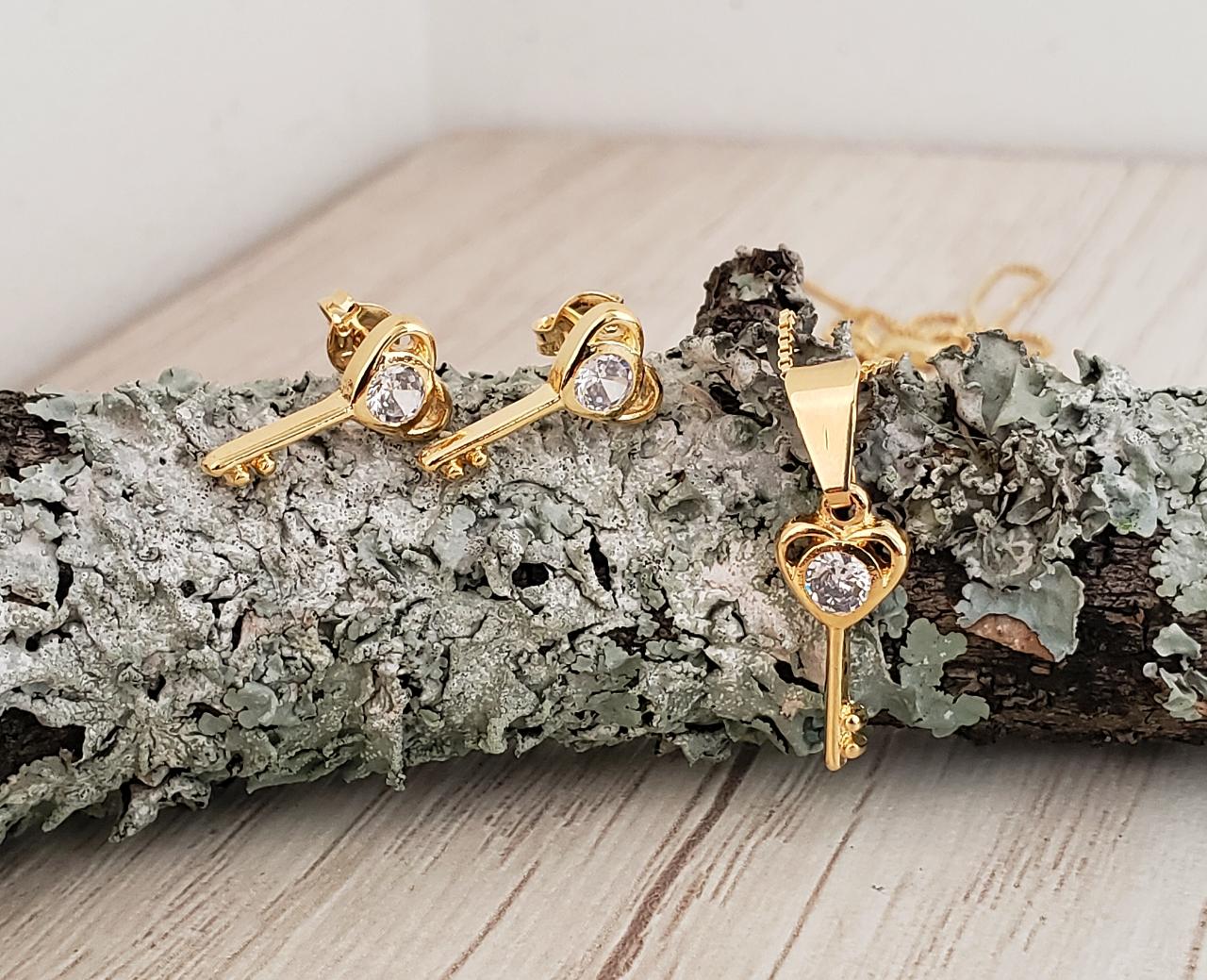 Conjunto de cadenas de oro de diferentes formas, tejidos, tamaños