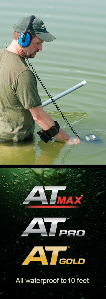 Foto de uma pessoa com Detector de Metal Garrett AT MAX na água