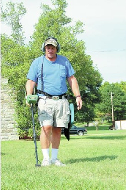 Pessoa garimpando com o detector GTI 2500 Garrett