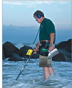 Foto pessoa com detector SEA HUNTER MARK 2 Garrett