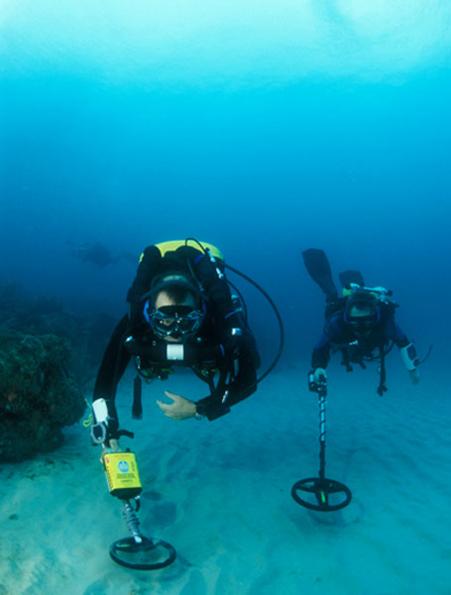 Foto de dois mergulhadores um com o detector SEA HUNTER MARK 2 e o outro com o detector INFINIUM LS Garrett