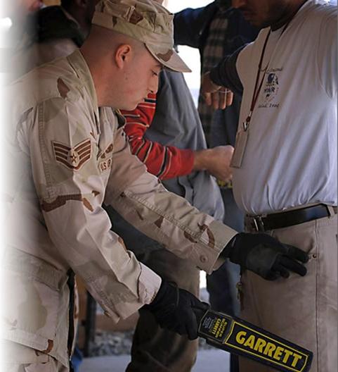 Foto um militar revistando uma pessoa com o Detector de Metais Garrett SUPERSCANNER V
