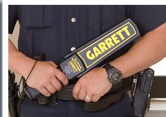 Policial com Detector de Metais Garrett SUPERSCANNER V