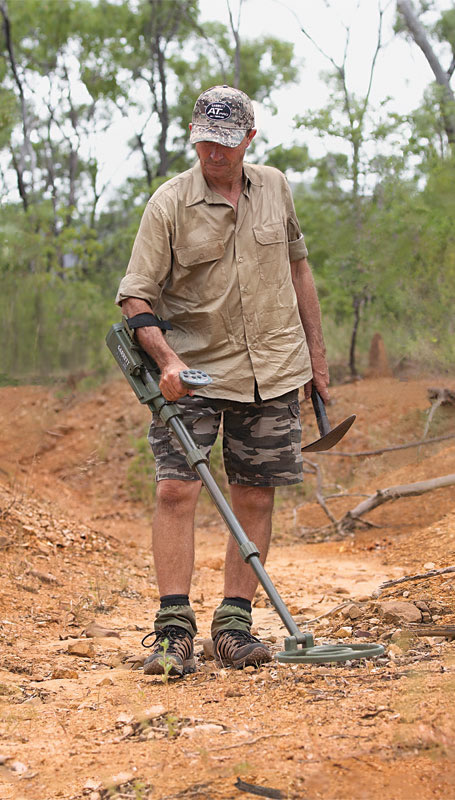 Foto de uma pessoa australiana com o detector ATX na Terra vermelha na Austrália