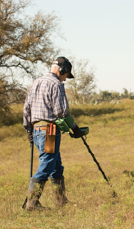Foto pessoa caçando tesouro com o detector GTI 2500 Garrett