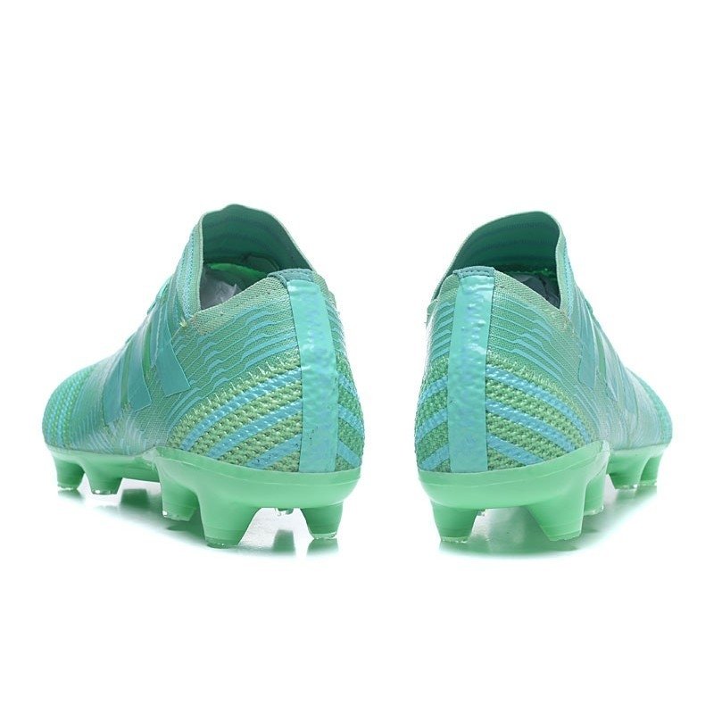 chuteira da adidas e da nike