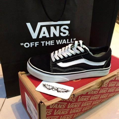 vans old skool preto com flores vermelhas