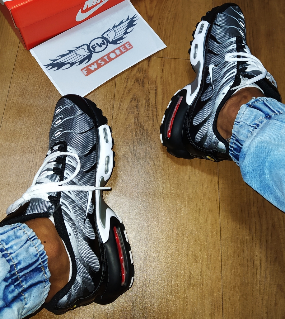 air max tn plus preto e branco