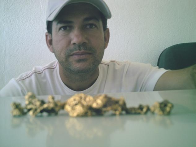 Alvaro com várias pepitas de ouro sobre a mesa - Detector de Ouro Fisher GOLD BUG-2